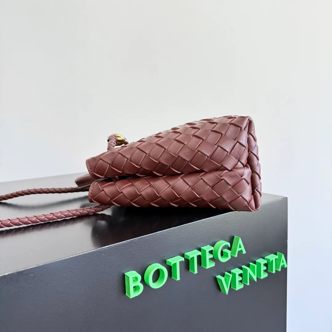 The 2023 new Andiamo batch of 1860 BV has been shipped‼ ️Really popular🔥The new Andiamo woven handbag launched by Bottega Veneta this season is really popular all over the world! ! Celebrities at home and abroad have worn it, and Oscar-winning actress Michelle Yeoh has taken it out on the street. Song Jia, Trai Yara, Yu Feihong, Sanji Ayaka, Rosie Hunting-Whiteley, Yoshioka Riho, etc. have all picked up this bag. It is classic and versatile, showing off its temperament, and the bag capacity is also large, which is very convenient for daily commuting! ! A variety of carrying methods, the shoulder straps can be adjusted by yourself, the original lambskin feels soft and delicate, and the unisex style breaks gender boundaries and brings a more practical and longer-lasting use experience. Andiamo, which has both elegant and casual styles, perfectly interprets the true appearance of "fashionable old money style". Style number: 743568 Size: 25*22*10.5cm